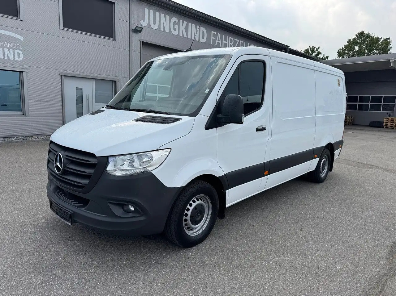 Mercedes-Benz Sprinter 316 CDI Flach Lang Klima MBUX - Furgon: 1 kép. Mercedes-Benz Sprinter 316 CDI Flach Lang Klima MBUX - Furgon: 1 kép.