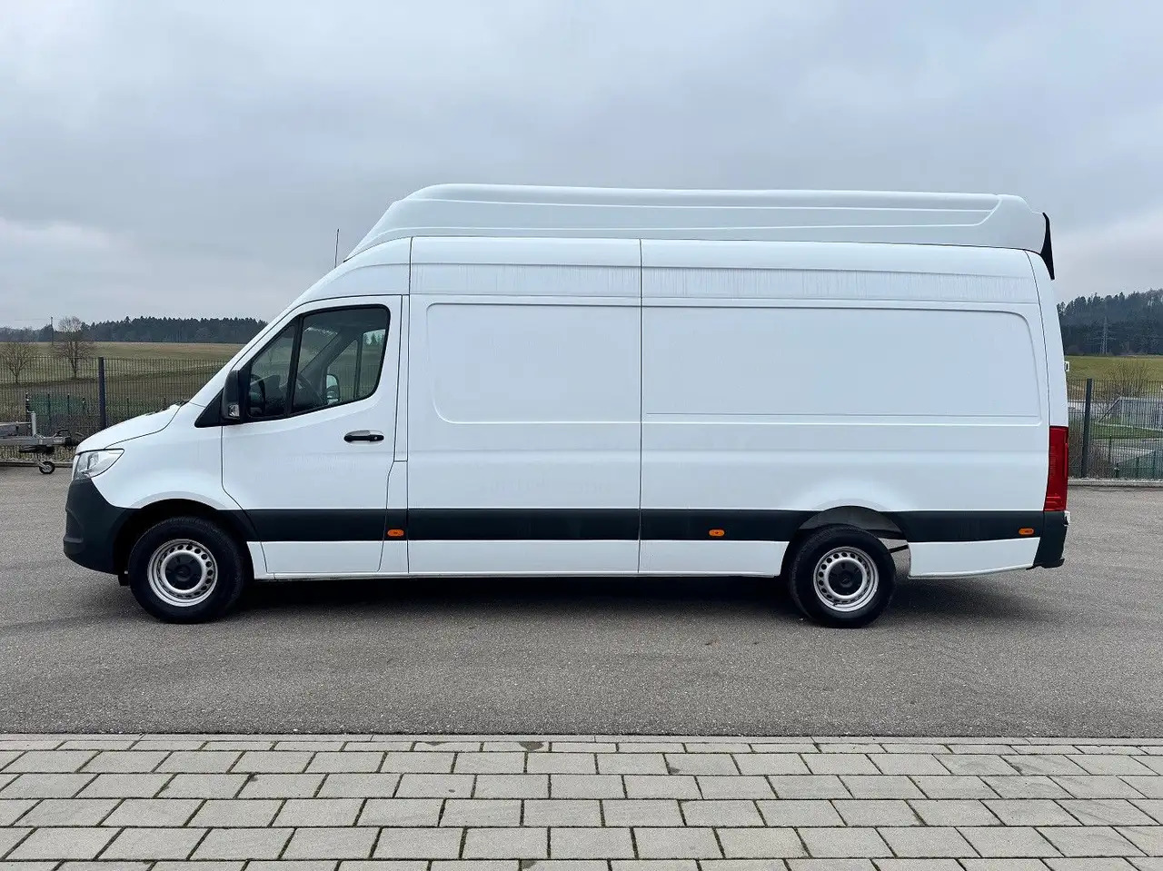 Mercedes-Benz Sprinter 316 CDI Maxi Lang Extrahoch XXL Klima M - Furgon: 3 kép. Mercedes-Benz Sprinter 316 CDI Maxi Lang Extrahoch XXL Klima M - Furgon: 3 kép.