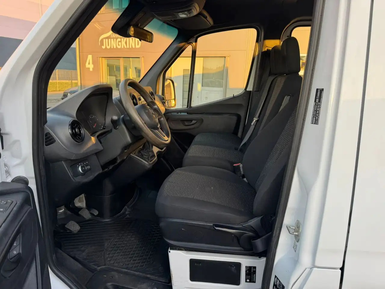 Mercedes-Benz Sprinter 317 CDI Lang DoKa Pritsche AHK 3,5t - Platós kisteherautó, Duplakabinos kisteherautó: 3 kép. Mercedes-Benz Sprinter 317 CDI Lang DoKa Pritsche AHK 3,5t - Platós kisteherautó, Duplakabinos kisteherautó: 3 kép.