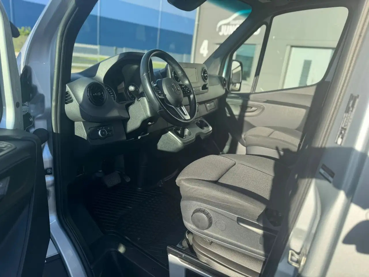 Mercedes-Benz Sprinter 317 CDI Lang Hoch Klima MBUX Silber LED - Furgon: 4 kép. Mercedes-Benz Sprinter 317 CDI Lang Hoch Klima MBUX Silber LED - Furgon: 4 kép.