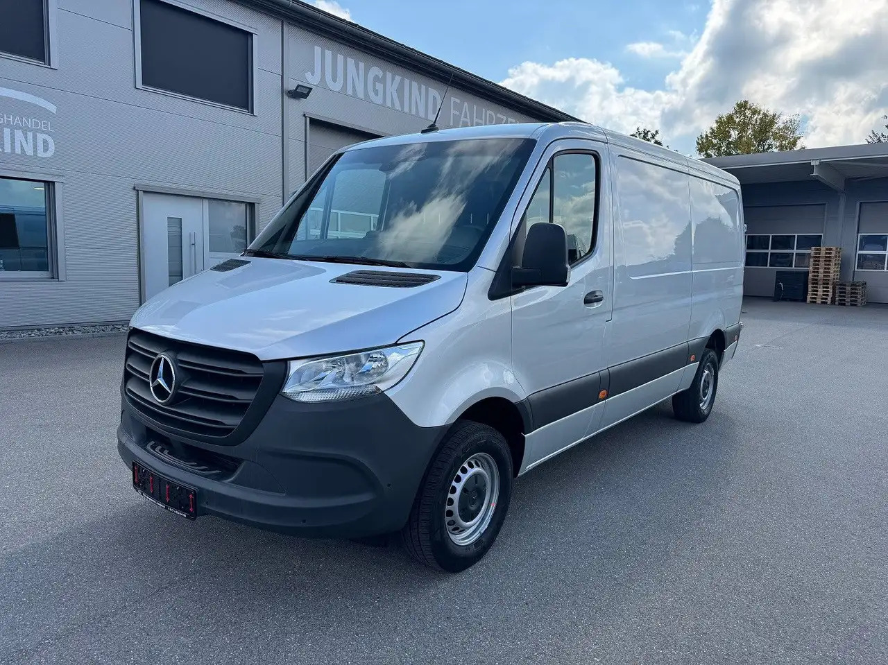 Mercedes-Benz Sprinter 317 CDI Lang Silber MBUX RWD Klima - Furgon: 1 kép. Mercedes-Benz Sprinter 317 CDI Lang Silber MBUX RWD Klima - Furgon: 1 kép.