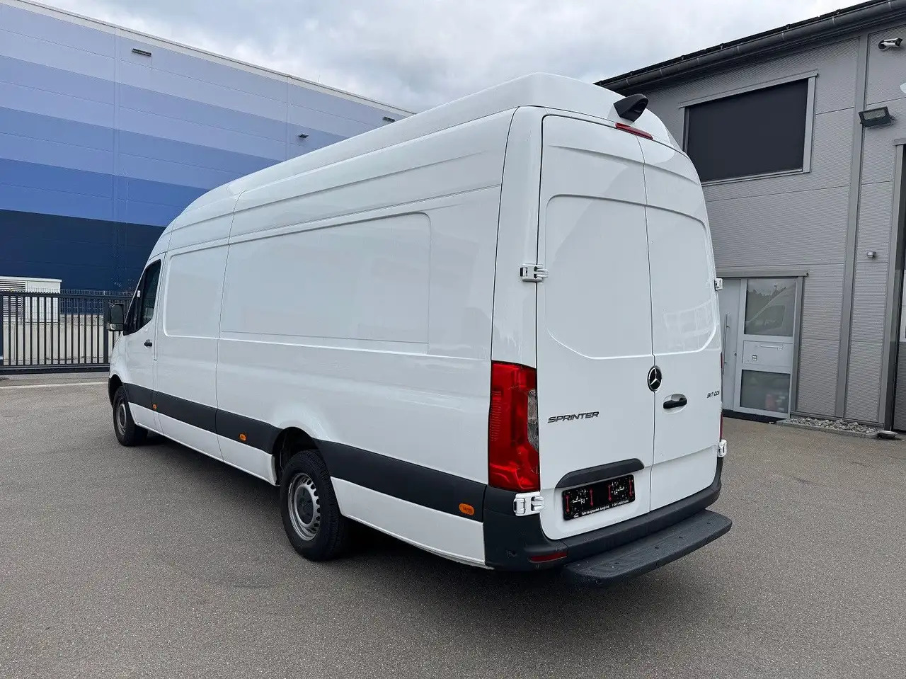 Mercedes-Benz Sprinter 317 CDI Maxi Lang Extralang XXL MBUX - Furgon: 5 kép. Mercedes-Benz Sprinter 317 CDI Maxi Lang Extralang XXL MBUX - Furgon: 5 kép.