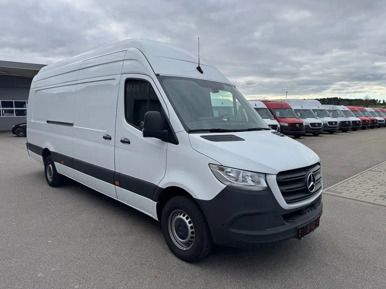 Mercedes-Benz Sprinter 317 CDI Maxi Lang Extralang XXL MBUX - Furgon: 2 kép. Mercedes-Benz Sprinter 317 CDI Maxi Lang Extralang XXL MBUX - Furgon: 2 kép.