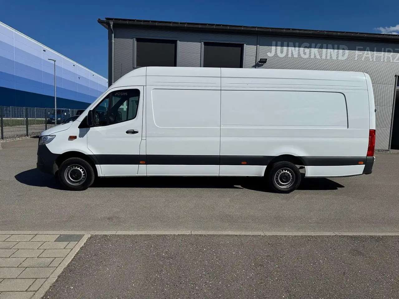 Mercedes-Benz Sprinter 317 CDI Maxi Lang XXL Extralang MBUX - Furgon: 3 kép. Mercedes-Benz Sprinter 317 CDI Maxi Lang XXL Extralang MBUX - Furgon: 3 kép.