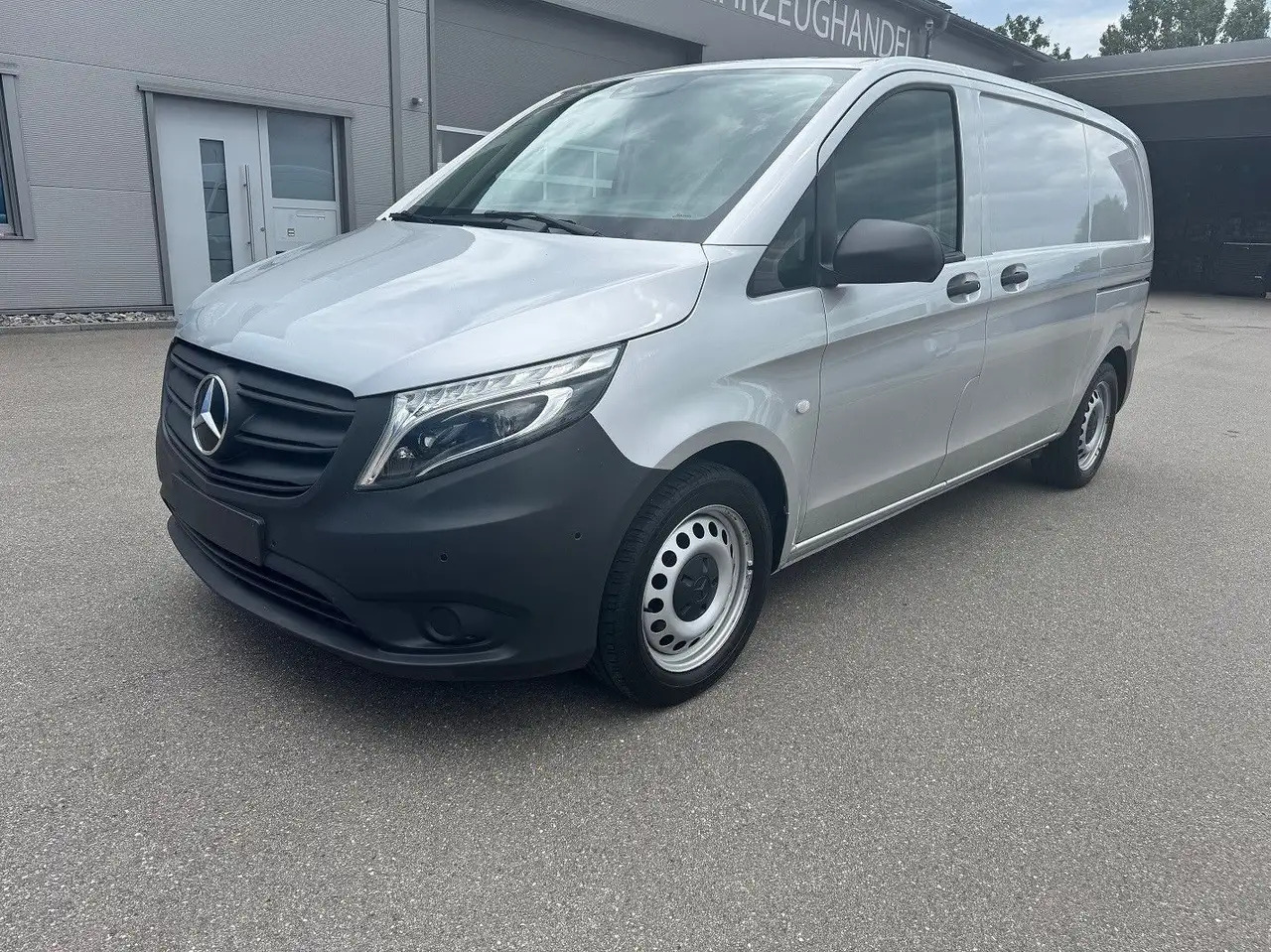 Mercedes-Benz Vito 114 CDI Kompakt Silber Klima Bott - Furgon: 1 kép. Mercedes-Benz Vito 114 CDI Kompakt Silber Klima Bott - Furgon: 1 kép.