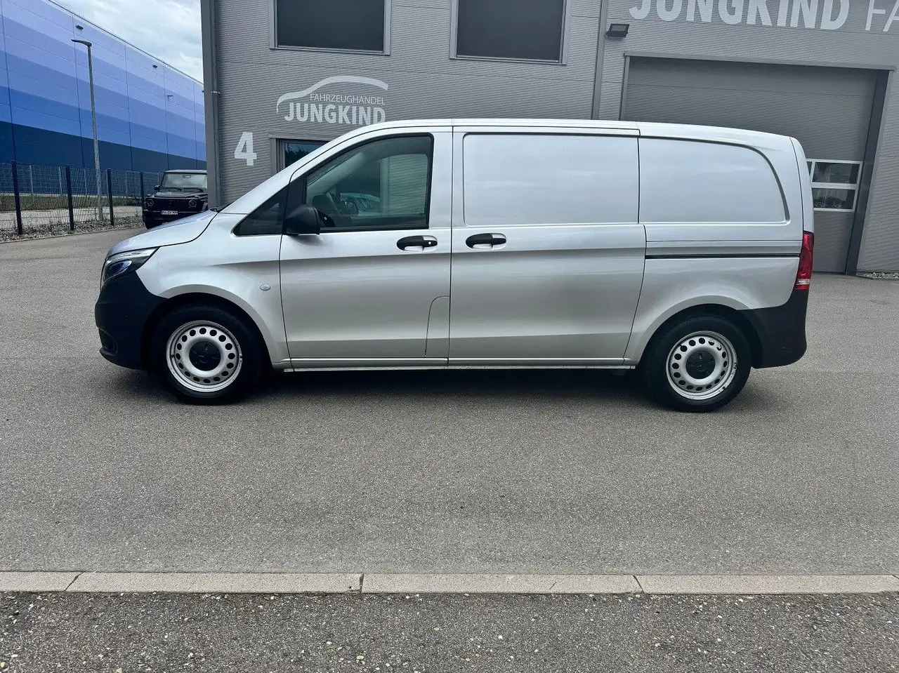 Mercedes-Benz Vito 114 CDI Kompakt Silber Klima Bott - Furgon: 3 kép. Mercedes-Benz Vito 114 CDI Kompakt Silber Klima Bott - Furgon: 3 kép.