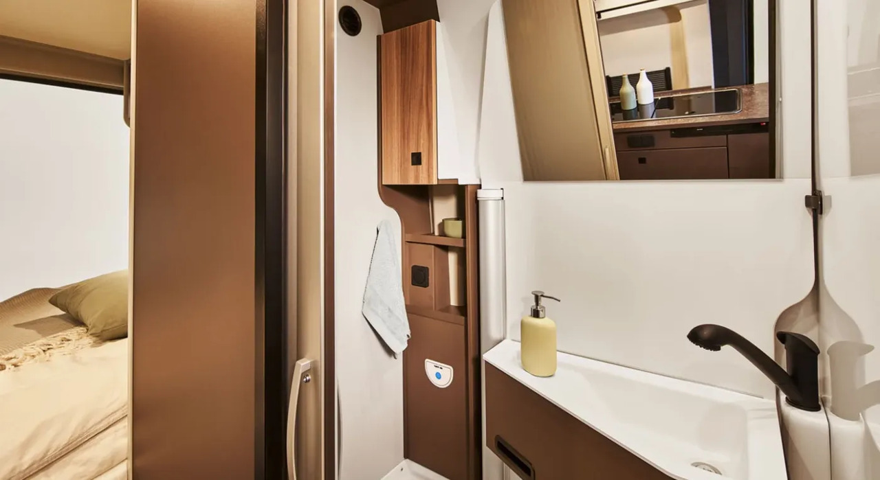 Bürstner B66 C 600 B 66 Voll ausgestattet - Kempingautó: 4 kép. Bürstner B66 C 600 B 66 Voll ausgestattet - Kempingautó: 4 kép.