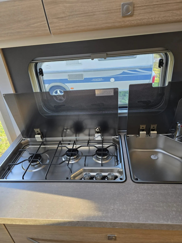 Lakókocsi Wohnwagen Fendt Bianco Activ 515 SKF volle Hütte: 7 kép. Lakókocsi Wohnwagen Fendt Bianco Activ 515 SKF volle Hütte: 7 kép.