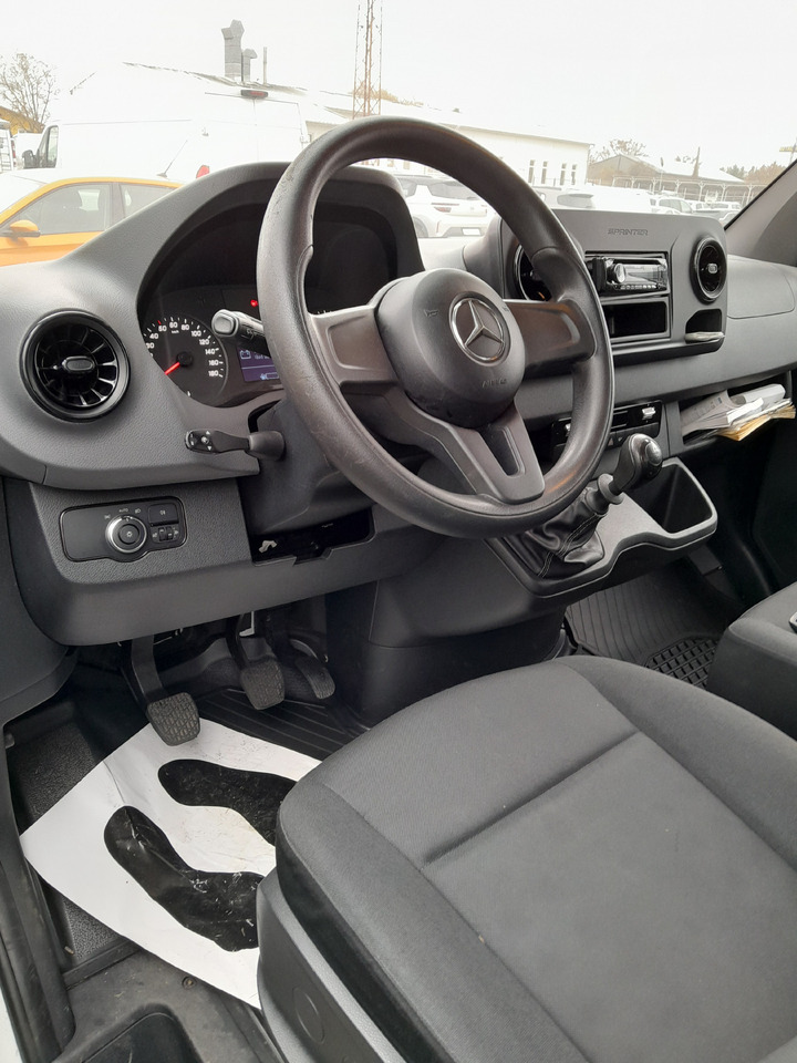 MERCEDES-BENZ Sprinter - Platós kisteherautó: 3 kép. MERCEDES-BENZ Sprinter - Platós kisteherautó: 3 kép.