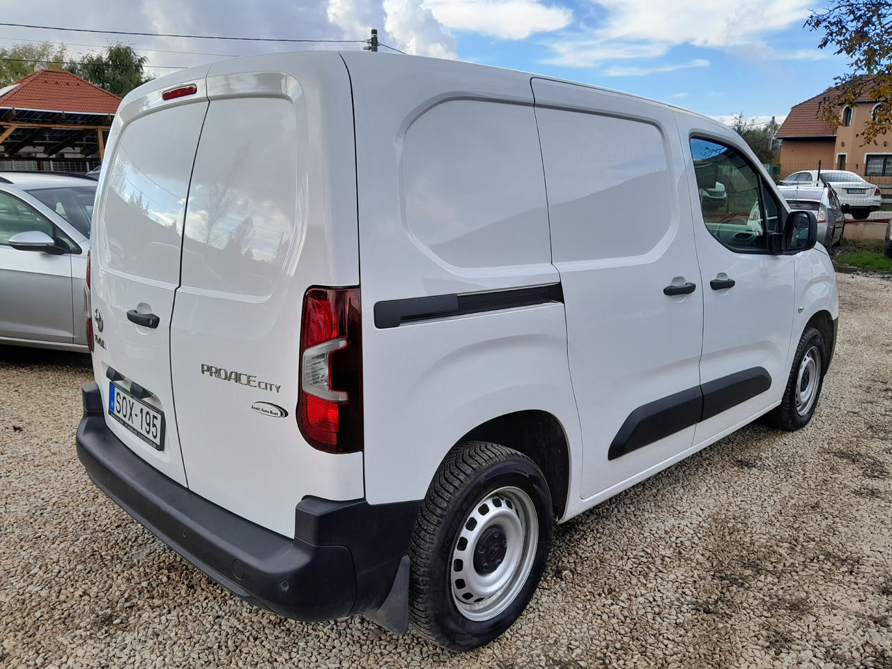 TOYOTA 1.5 City Active 3 Business - Kis furgon: 3 kép. TOYOTA 1.5 City Active 3 Business - Kis furgon: 3 kép.