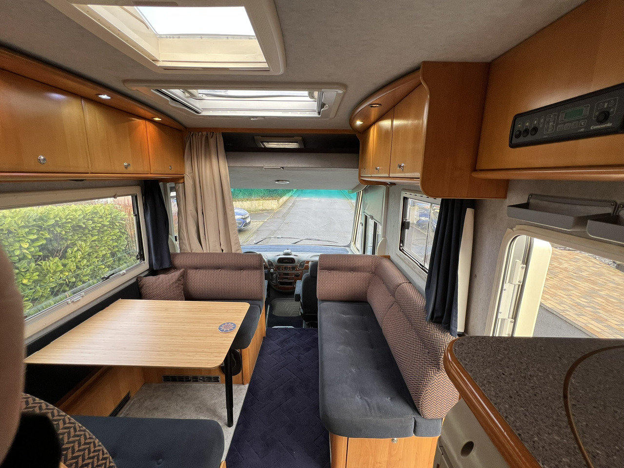 CONCORDE Charisma 750 G Mercedes 416 CDI - Integrált lakóautó: 3 kép. CONCORDE Charisma 750 G Mercedes 416 CDI - Integrált lakóautó: 3 kép.