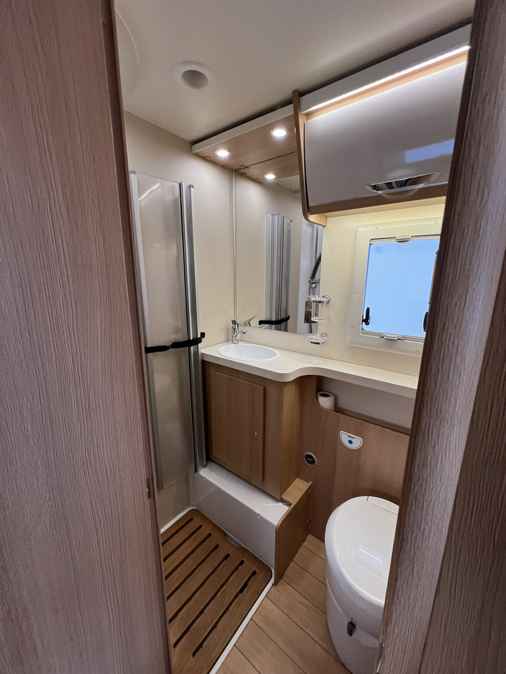 FORSTER T 699 EB Hubbett - Markise - Fahrradtr. - Félintegrált lakóautó: 5 kép. FORSTER T 699 EB Hubbett - Markise - Fahrradtr. - Félintegrált lakóautó: 5 kép.