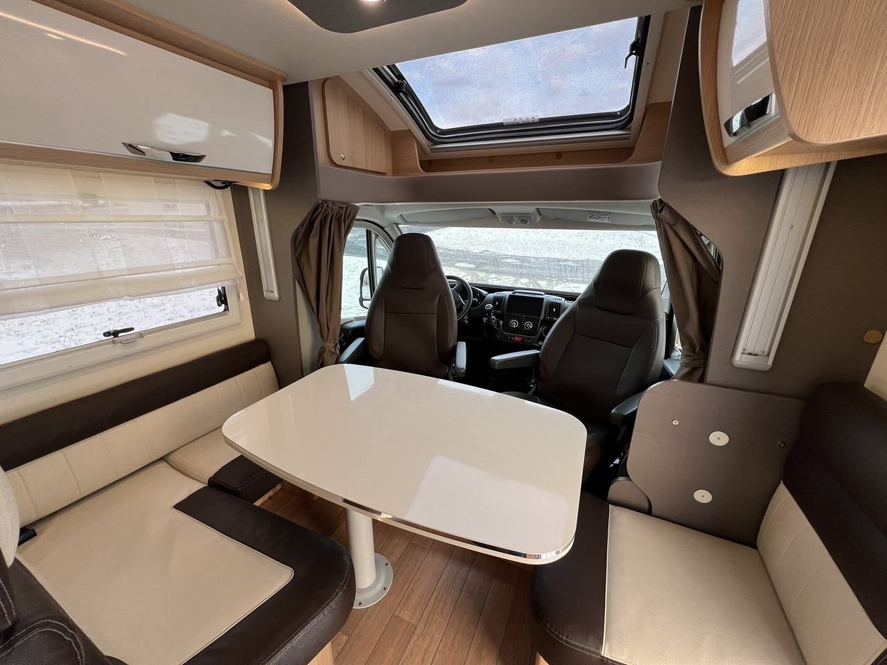 FORSTER T 699 EB Hubbett - Markise - Fahrradtr. - Félintegrált lakóautó: 3 kép. FORSTER T 699 EB Hubbett - Markise - Fahrradtr. - Félintegrált lakóautó: 3 kép.