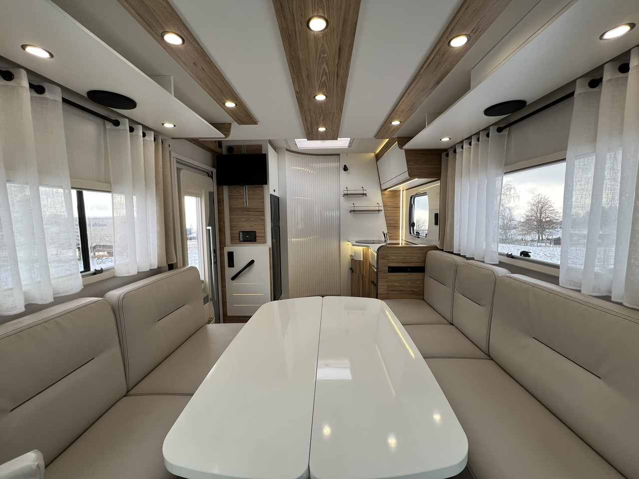 Pilote Pacific P696D Hubbett - Solar - Markise - Félintegrált lakóautó: 4 kép. Pilote Pacific P696D Hubbett - Solar - Markise - Félintegrált lakóautó: 4 kép.