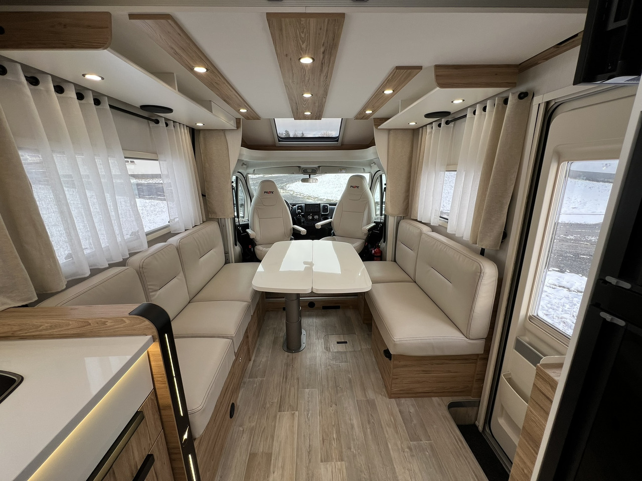 Pilote Pacific P696D Hubbett - Solar - Markise - Félintegrált lakóautó: 3 kép. Pilote Pacific P696D Hubbett - Solar - Markise - Félintegrált lakóautó: 3 kép.