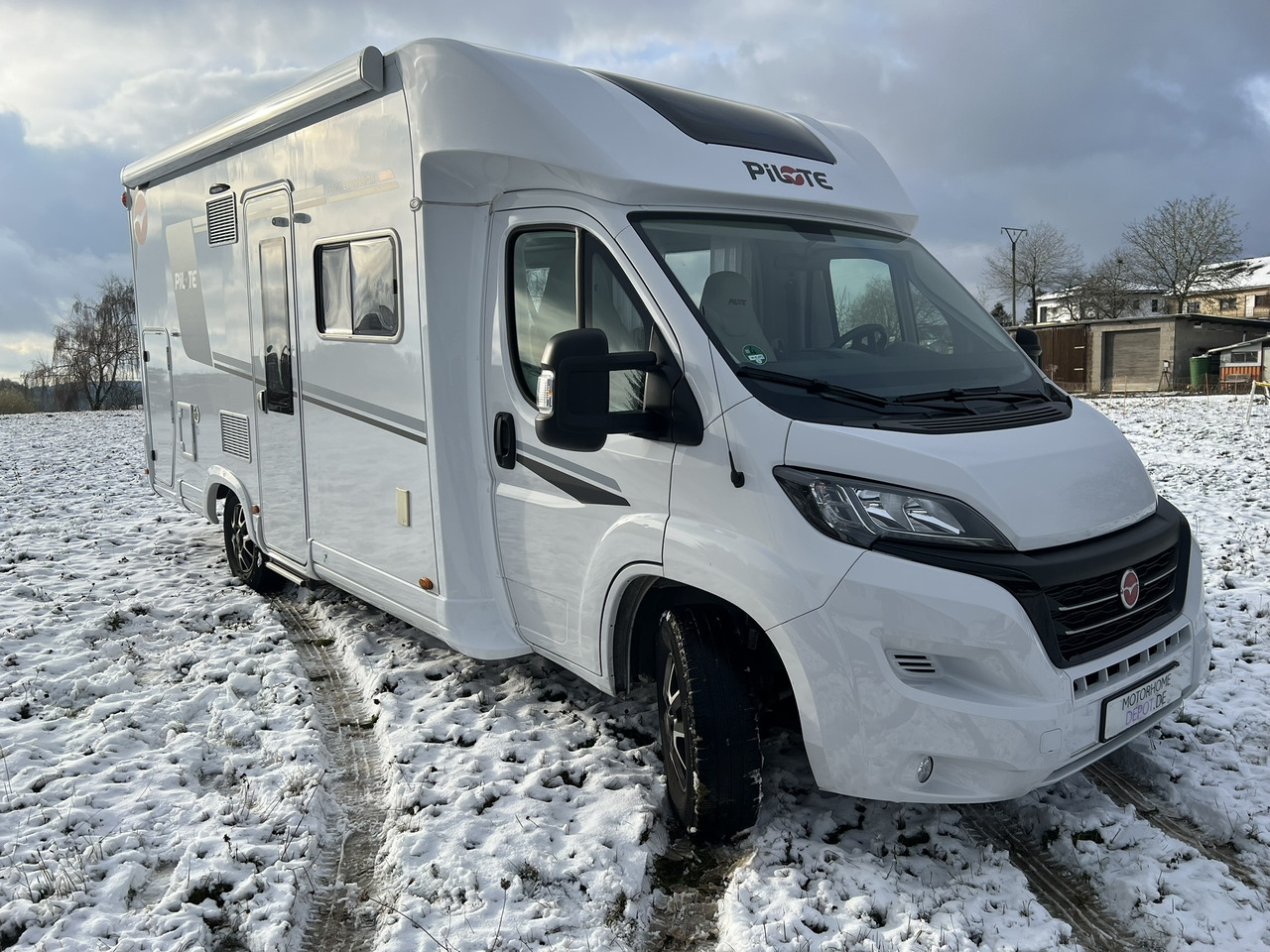 Pilote Pacific P696D Hubbett - Solar - Markise - Félintegrált lakóautó: 1 kép. Pilote Pacific P696D Hubbett - Solar - Markise - Félintegrált lakóautó: 1 kép.