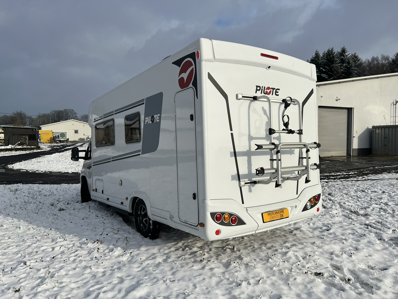 Pilote Pacific P696D Hubbett - Solar - Markise - Félintegrált lakóautó: 2 kép. Pilote Pacific P696D Hubbett - Solar - Markise - Félintegrált lakóautó: 2 kép.