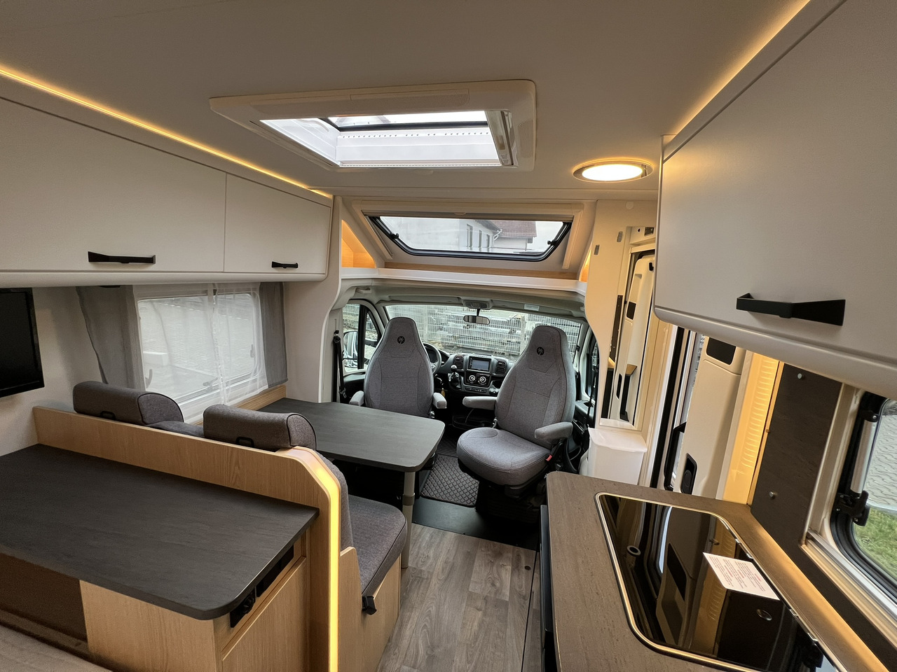 SUNLIGHT T 58 - Félintegrált lakóautó: 3 kép. SUNLIGHT T 58 - Félintegrált lakóautó: 3 kép.