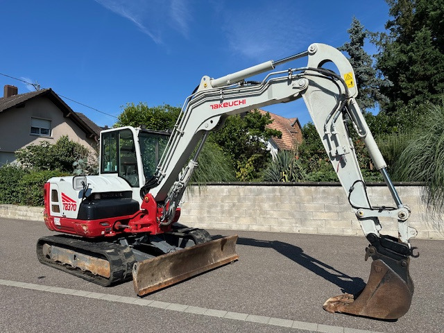 TAKEUCHI TB 370 - Minikotró: 2 kép. TAKEUCHI TB 370 - Minikotró: 2 kép.