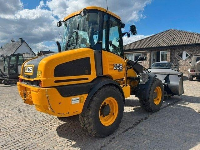 JCB 409 - Gumikerekes homlokrakodó: 3 kép. JCB 409 - Gumikerekes homlokrakodó: 3 kép.