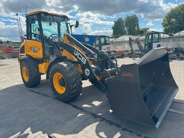 JCB 409 - Gumikerekes homlokrakodó: 2 kép. JCB 409 - Gumikerekes homlokrakodó: 2 kép.
