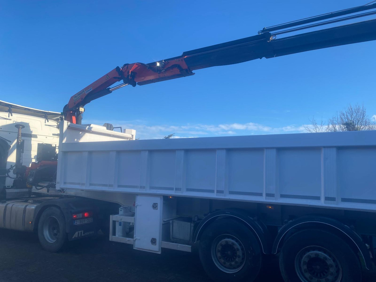 RENAULT T460 - Billenőplatós teherautó: 2 kép. RENAULT T460 - Billenőplatós teherautó: 2 kép.