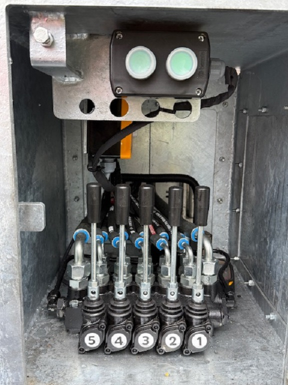 KALEPAR KLP2Y - Félpótkocsi autószállító: 3 kép. KALEPAR KLP2Y - Félpótkocsi autószállító: 3 kép.