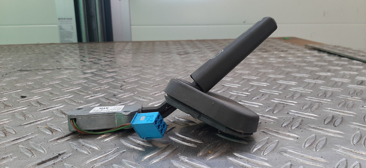 Gebr. Lenkstockschalter / Lenkstockhebel Motorbremse, MAN , Artikel - Nr. : 81.25509 - 0125 - Kormányoszlop kapcsoló - Teherautó: 2 kép. Gebr. Lenkstockschalter / Lenkstockhebel Motorbremse, MAN , Artikel - Nr. : 81.25509 - 0125 - Kormányoszlop kapcsoló - Teherautó: 2 kép.