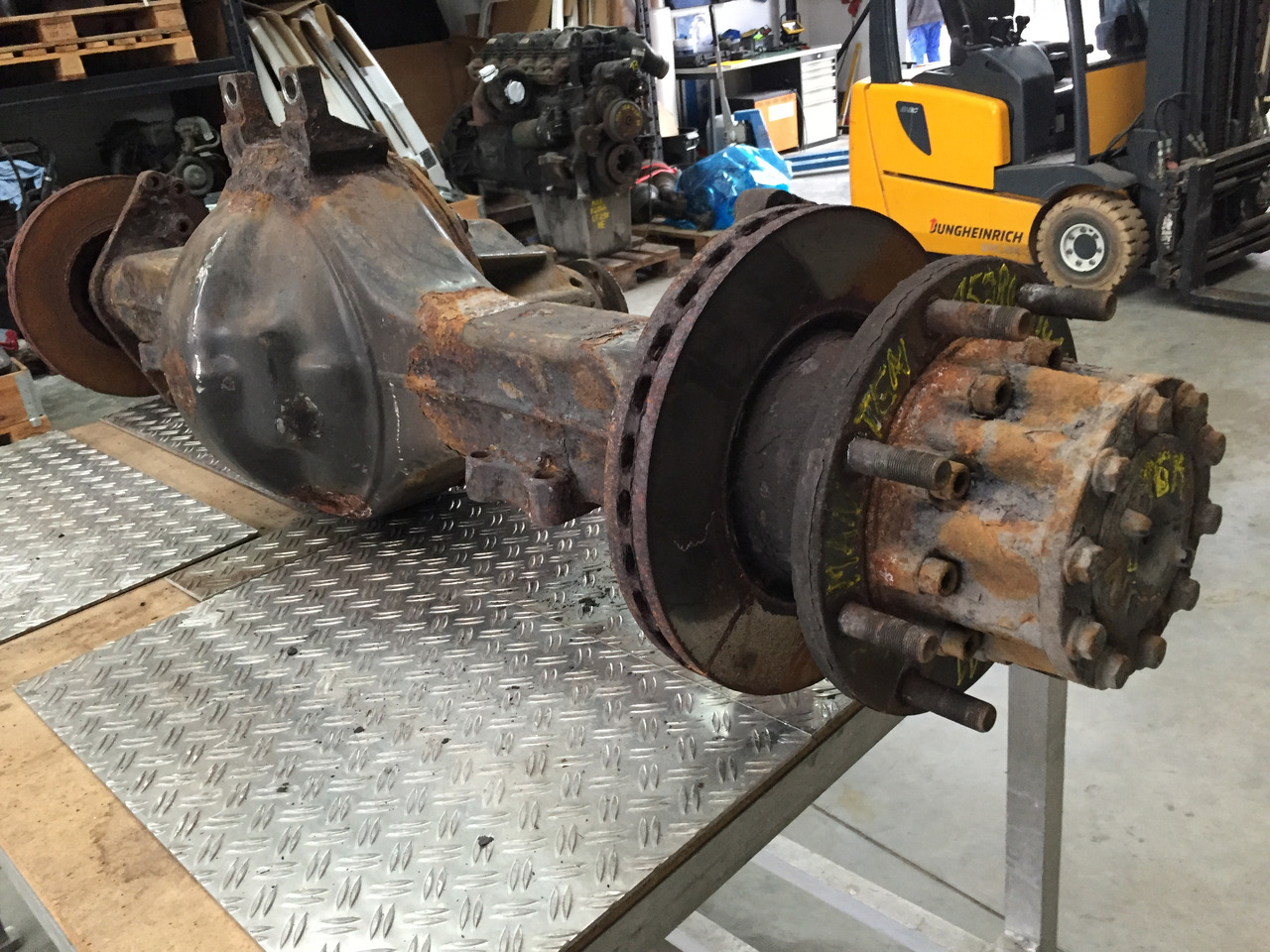 Gebrauchte Hinterachse MAN TGM 15.280, Typ : HY 11 3000, Artikel - Nr. : 81.35010 - 6169 - Hátsó tengely - Teherautó: 3 kép. Gebrauchte Hinterachse MAN TGM 15.280, Typ : HY 11 3000, Artikel - Nr. : 81.35010 - 6169 - Hátsó tengely - Teherautó: 3 kép.