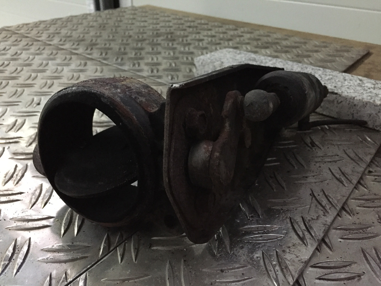 Gebrauchte Motorbremse MAN TGM 15.280, Abgasdrossel, Artikel - Nr.: 81.15601-0035 - Motor és alkatrészek - Teherautó: 2 kép. Gebrauchte Motorbremse MAN TGM 15.280, Abgasdrossel, Artikel - Nr.: 81.15601-0035 - Motor és alkatrészek - Teherautó: 2 kép.