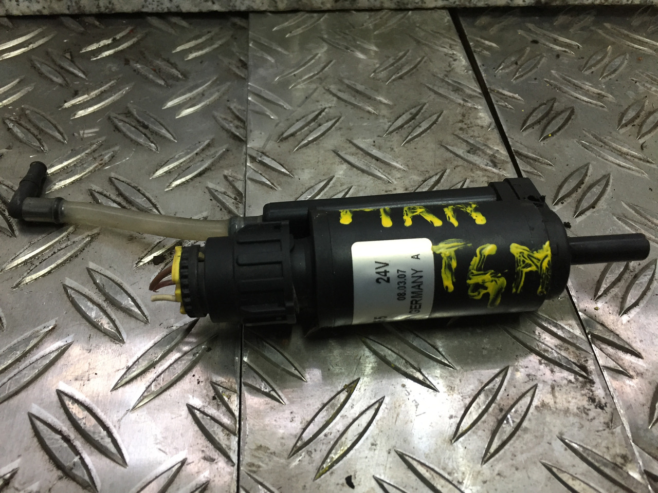 Gebrauchter Scheibenwaschmotor MAN TGM 15.280, Artikel - Nr.: 81.26485-6033 - Szélvédő - Teherautó: 1 kép. Gebrauchter Scheibenwaschmotor MAN TGM 15.280, Artikel - Nr.: 81.26485-6033 - Szélvédő - Teherautó: 1 kép.