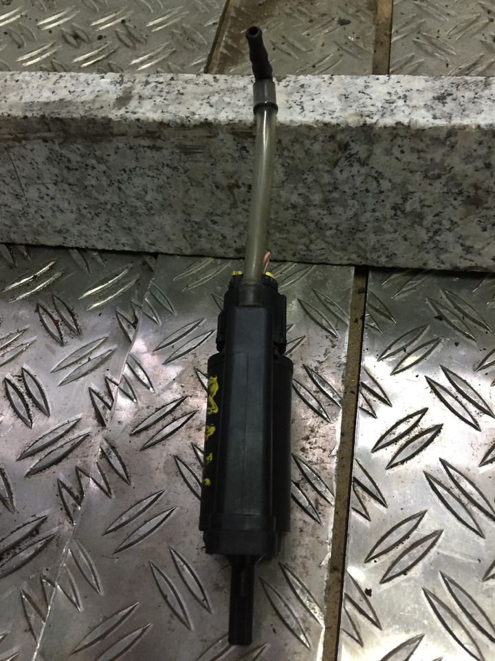 Gebrauchter Scheibenwaschmotor MAN TGM 15.280, Artikel - Nr.: 81.26485-6033 - Szélvédő - Teherautó: 2 kép. Gebrauchter Scheibenwaschmotor MAN TGM 15.280, Artikel - Nr.: 81.26485-6033 - Szélvédő - Teherautó: 2 kép.