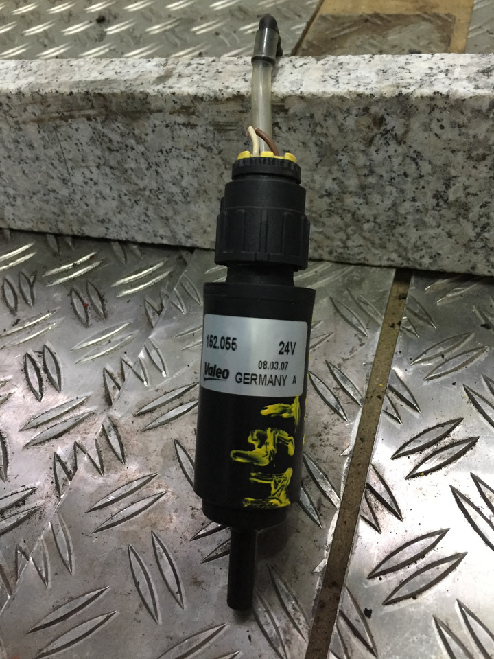 Gebrauchter Scheibenwaschmotor MAN TGM 15.280, Artikel - Nr.: 81.26485-6033 - Szélvédő - Teherautó: 4 kép. Gebrauchter Scheibenwaschmotor MAN TGM 15.280, Artikel - Nr.: 81.26485-6033 - Szélvédő - Teherautó: 4 kép.