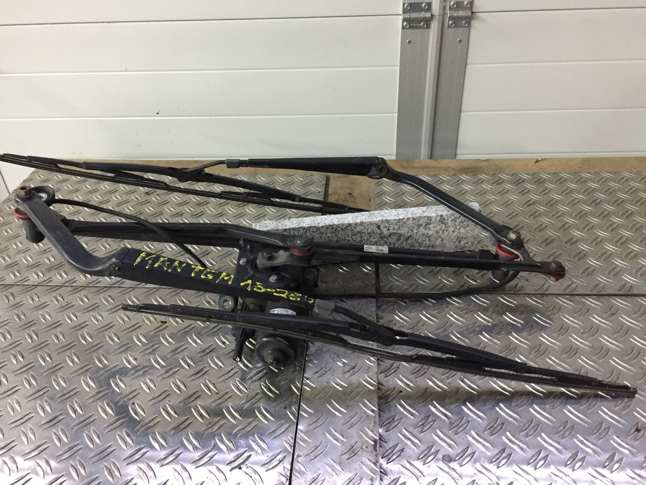 Gebrauchter Scheibenwischer MAN TGM 15.280 mit Wischmotor Artikel - Nr.: 81.26411-6118 - Ablaktörlő - Teherautó: 3 kép. Gebrauchter Scheibenwischer MAN TGM 15.280 mit Wischmotor Artikel - Nr.: 81.26411-6118 - Ablaktörlő - Teherautó: 3 kép.