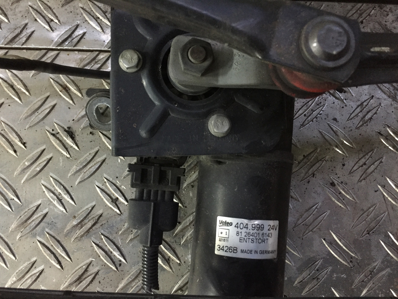 Gebrauchter Scheibenwischer MAN TGM 15.280 mit Wischmotor Artikel - Nr.: 81.26411-6118 - Ablaktörlő - Teherautó: 4 kép. Gebrauchter Scheibenwischer MAN TGM 15.280 mit Wischmotor Artikel - Nr.: 81.26411-6118 - Ablaktörlő - Teherautó: 4 kép.