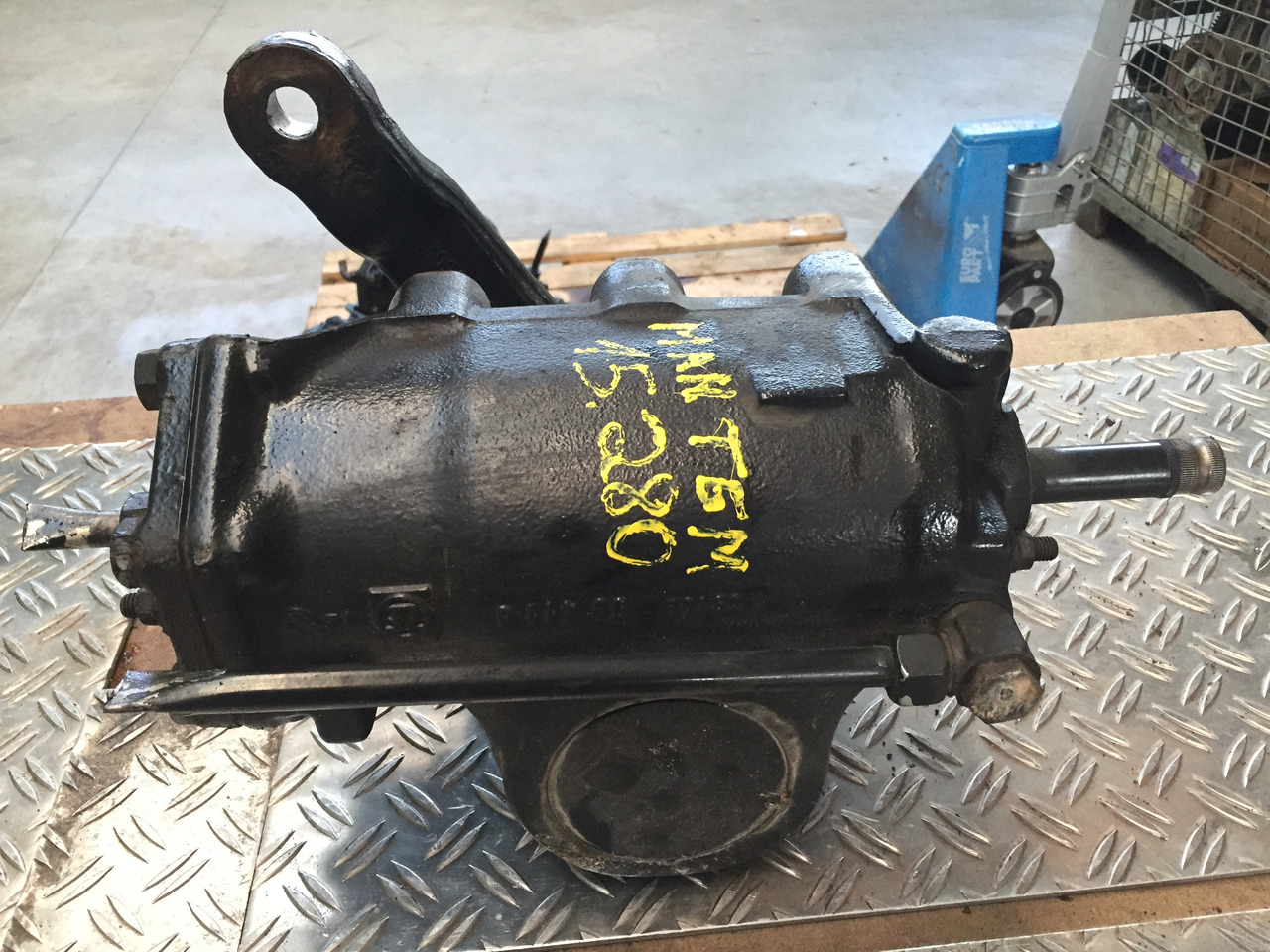 Gebrauchtes Lenkgetriebe, MAN TGM 15.280, Artikel - Nr. : 85.46200 - 6019 - Kormánymű - Teherautó: 1 kép. Gebrauchtes Lenkgetriebe, MAN TGM 15.280, Artikel - Nr. : 85.46200 - 6019 - Kormánymű - Teherautó: 1 kép.