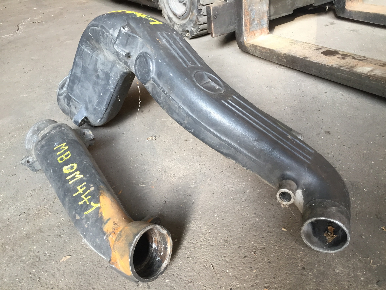 Gebrauchtes MB Motortyp OM 441 LA Ansaugrohr, Artikel - Nr. : A 999 999 99 99 - Légbeszívó cső - Teherautó: 4 kép. Gebrauchtes MB Motortyp OM 441 LA Ansaugrohr, Artikel - Nr. : A 999 999 99 99 - Légbeszívó cső - Teherautó: 4 kép.