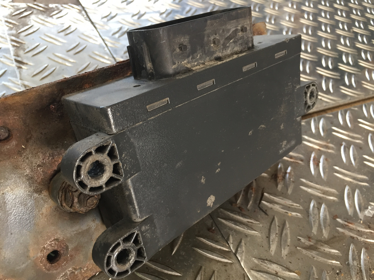 Gebrauchtes Steuergerät MB Axor 1824, Artikel - Nr. : A 9999 9999 99 - ECU - Teherautó: 2 kép. Gebrauchtes Steuergerät MB Axor 1824, Artikel - Nr. : A 9999 9999 99 - ECU - Teherautó: 2 kép.