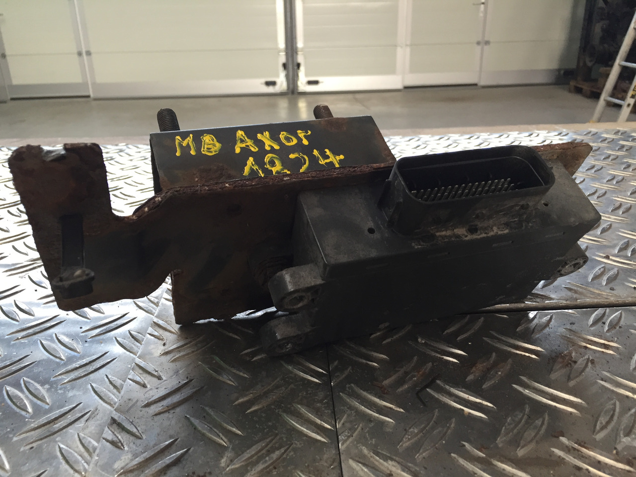 Gebrauchtes Steuergerät MB Axor 1824, Artikel - Nr. : A 9999 9999 99 - ECU - Teherautó: 1 kép. Gebrauchtes Steuergerät MB Axor 1824, Artikel - Nr. : A 9999 9999 99 - ECU - Teherautó: 1 kép.