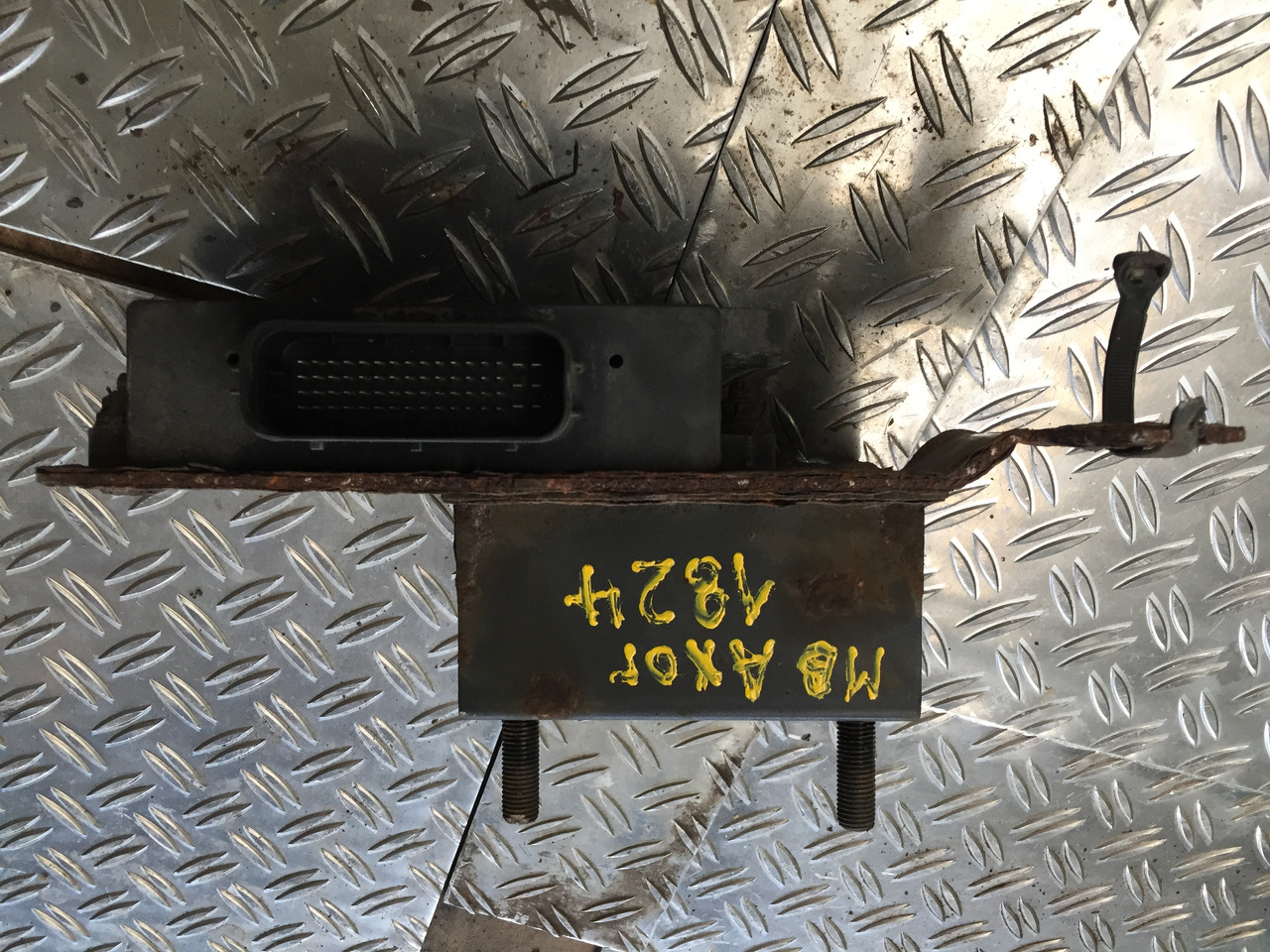 Gebrauchtes Steuergerät MB Axor 1824, Artikel - Nr. : A 9999 9999 99 - ECU - Teherautó: 4 kép. Gebrauchtes Steuergerät MB Axor 1824, Artikel - Nr. : A 9999 9999 99 - ECU - Teherautó: 4 kép.