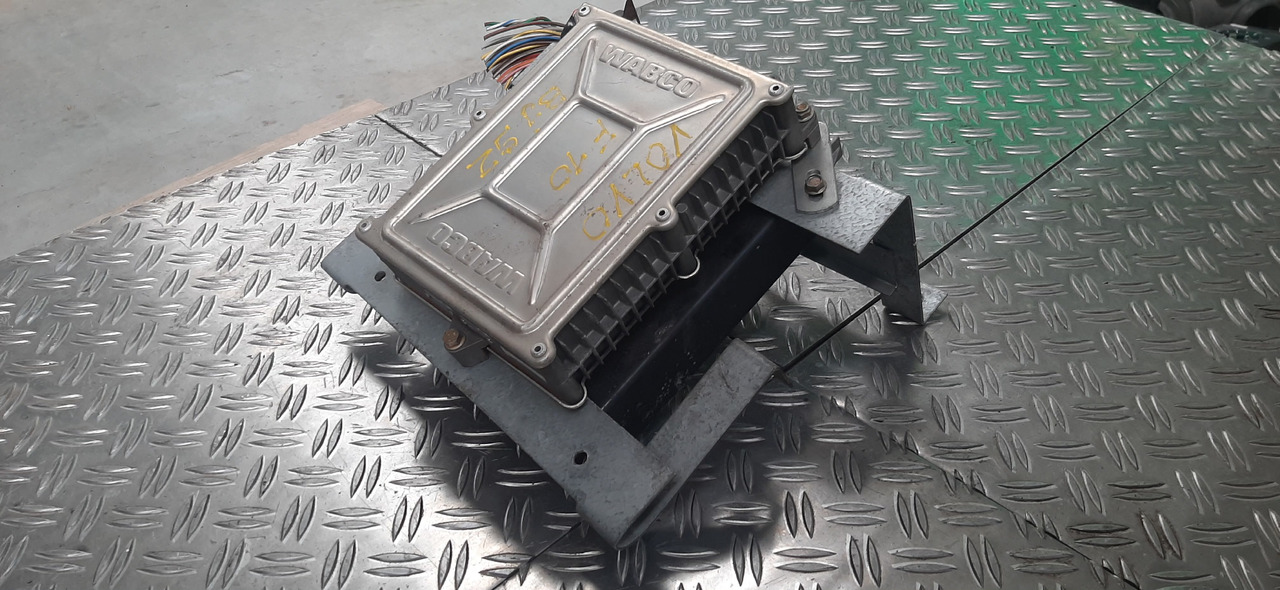 Gebrauchtes VOLVO F 10 Buajahr 1992, Motorsteuergerät von WABCO , Artikel - Nr. : 0 281 001 144 - ECU - Teherautó: 3 kép. Gebrauchtes VOLVO F 10 Buajahr 1992, Motorsteuergerät von WABCO , Artikel - Nr. : 0 281 001 144 - ECU - Teherautó: 3 kép.