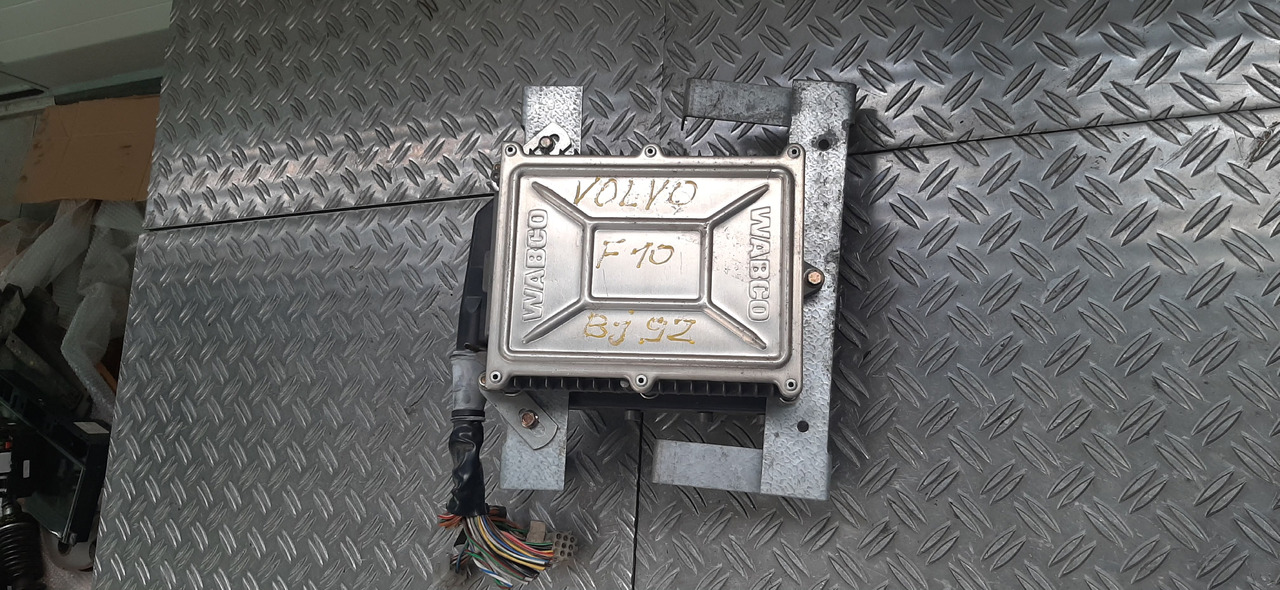 Gebrauchtes VOLVO F 10 Buajahr 1992, Motorsteuergerät von WABCO , Artikel - Nr. : 0 281 001 144 - ECU - Teherautó: 1 kép. Gebrauchtes VOLVO F 10 Buajahr 1992, Motorsteuergerät von WABCO , Artikel - Nr. : 0 281 001 144 - ECU - Teherautó: 1 kép.