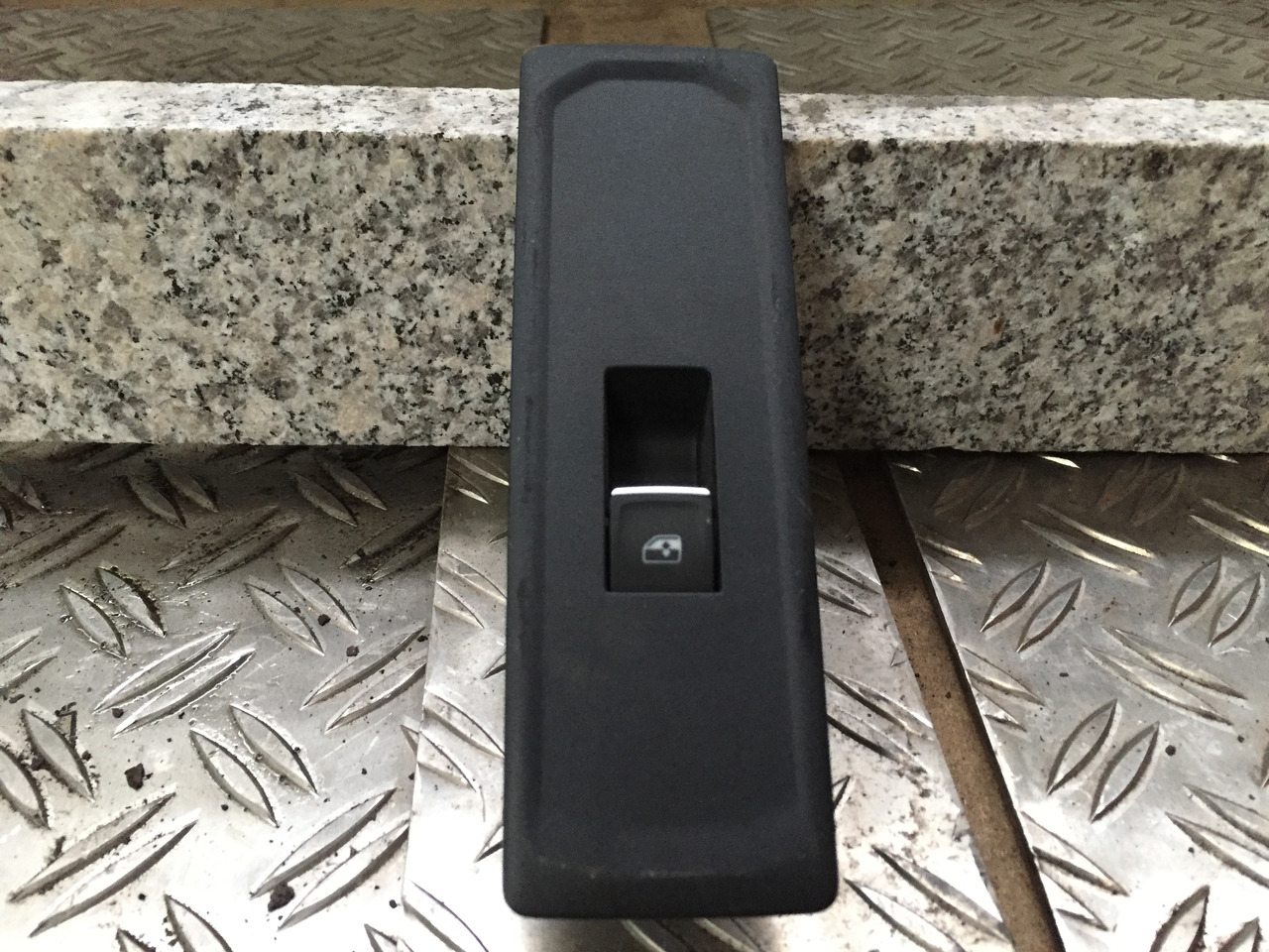 Neuwertiges Türsteuermodul MAN TGM / TG3 rechts, Artikel - Nr.: 81. 99999 - 9999 - Elektromos rendszer - Teherautó: 1 kép. Neuwertiges Türsteuermodul MAN TGM / TG3 rechts, Artikel - Nr.: 81. 99999 - 9999 - Elektromos rendszer - Teherautó: 1 kép.