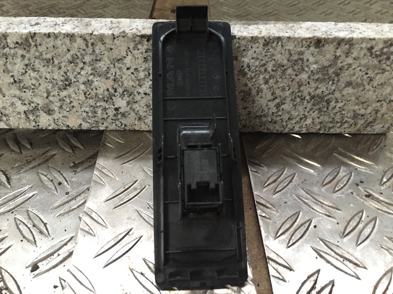 Neuwertiges Türsteuermodul MAN TGM / TG3 rechts, Artikel - Nr.: 81. 99999 - 9999 - Elektromos rendszer - Teherautó: 3 kép. Neuwertiges Türsteuermodul MAN TGM / TG3 rechts, Artikel - Nr.: 81. 99999 - 9999 - Elektromos rendszer - Teherautó: 3 kép.