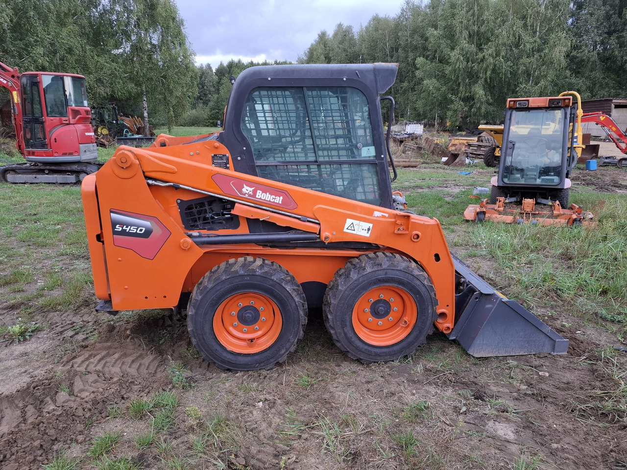 BOBCAT S450 - Mini homlokrakodó: 1 kép. BOBCAT S450 - Mini homlokrakodó: 1 kép.