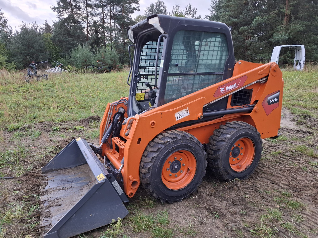 BOBCAT S450 - Mini homlokrakodó: 5 kép. BOBCAT S450 - Mini homlokrakodó: 5 kép.