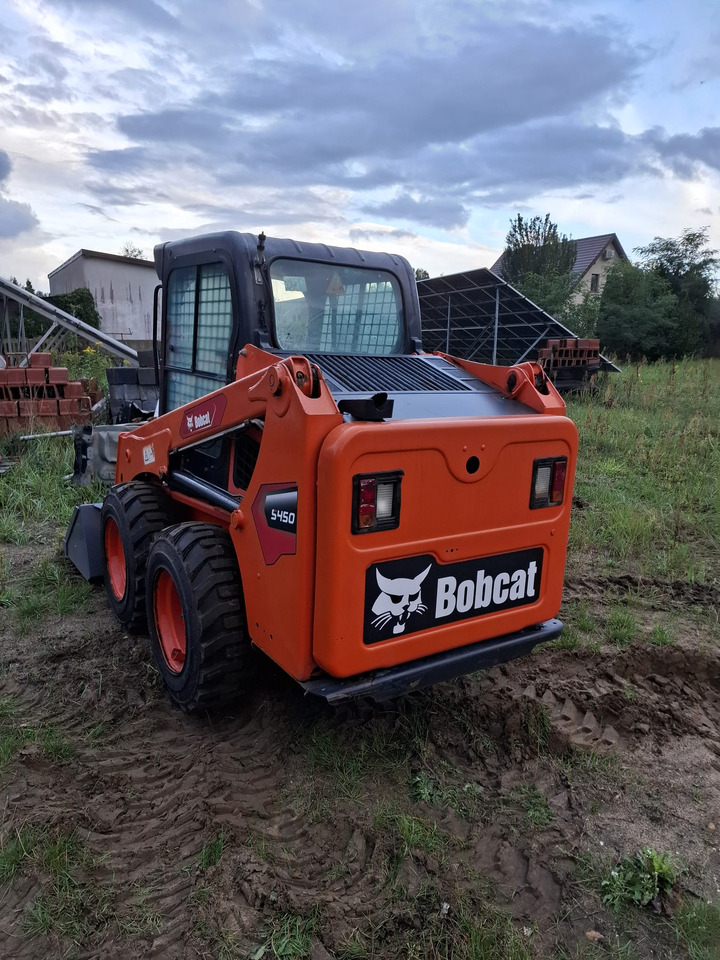 BOBCAT S450 - Mini homlokrakodó: 2 kép. BOBCAT S450 - Mini homlokrakodó: 2 kép.