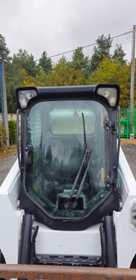 BOBCAT S570 - Mini homlokrakodó: 3 kép. BOBCAT S570 - Mini homlokrakodó: 3 kép.