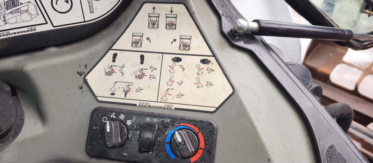 BOBCAT S570 - Mini homlokrakodó: 5 kép. BOBCAT S570 - Mini homlokrakodó: 5 kép.