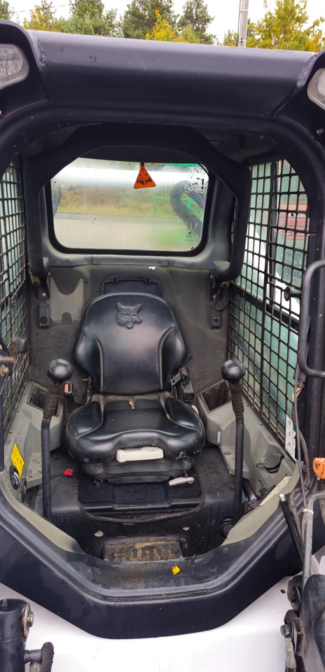 BOBCAT S570 - Mini homlokrakodó: 2 kép. BOBCAT S570 - Mini homlokrakodó: 2 kép.